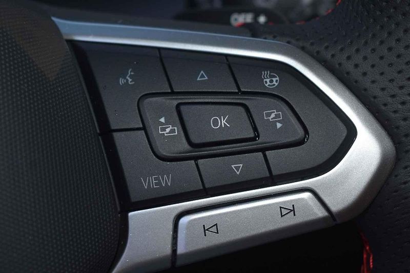 Volkswagen Golf GTI se cítí skvěle na méně frekventovaných silnicích.