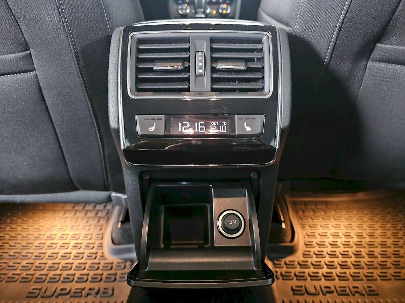 Škoda Superb (2016) 2.0TDi 140kW DSG STYLE PLUS TA - fotka 21 z 27