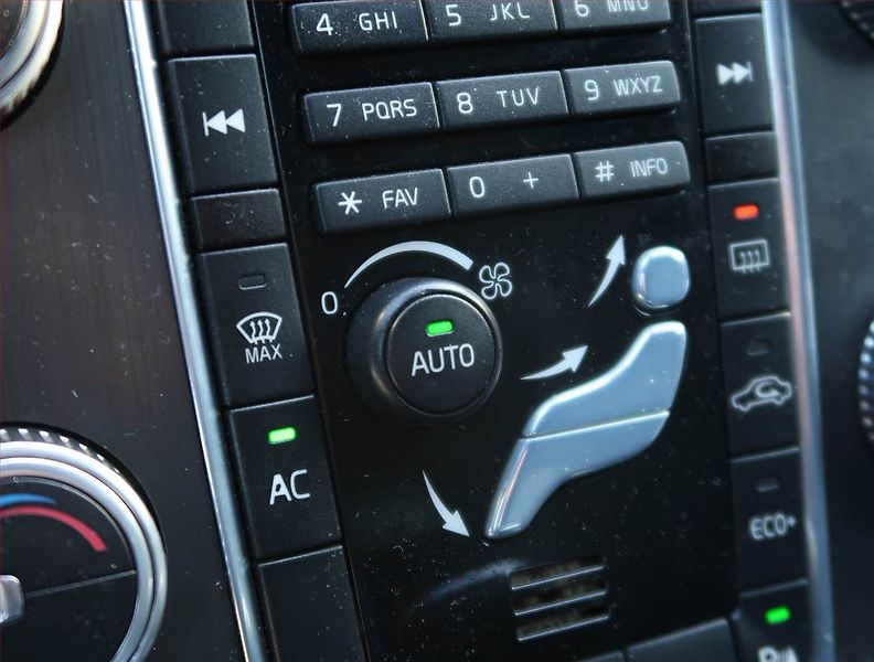 Volvo XC60 (2014) D4, Automat, Tempomat - fotka 16 z 17