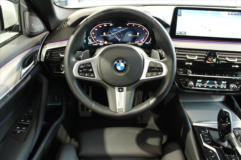 BMW Řada 5 530d xDrive M Sport DAProf/360 - fotka 16 z 35