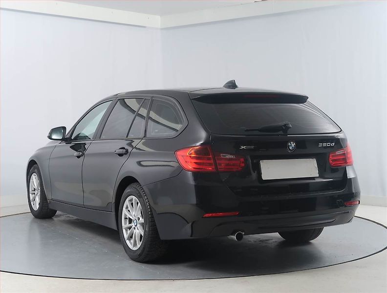 BMW Řada 3 (2013) 320 d xDrive, 4X4, Automat - fotka 4 z 19
