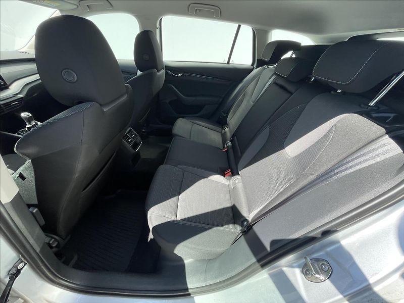 Škoda Octavia 2,0 TDI Combi Ambition Plus - fotka 17 z 22