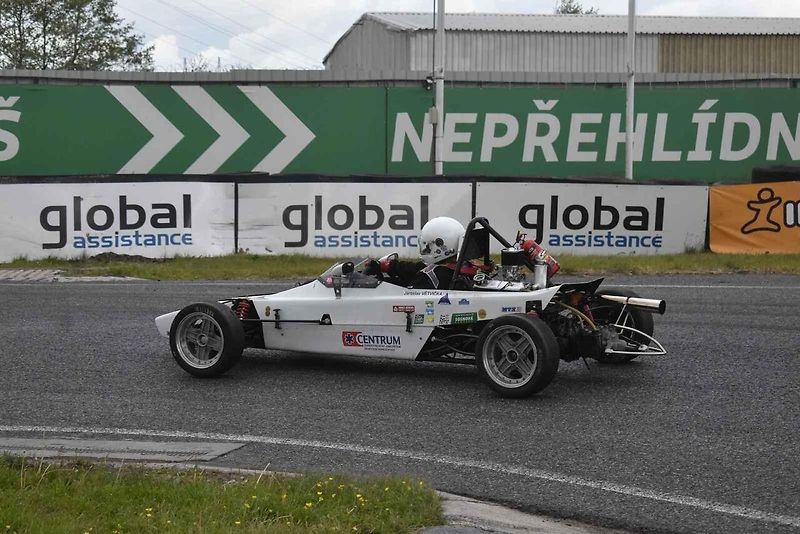 Na svoji dobu technicky vyspělá formule bývá k vidění například na akci Sosnová Classic.