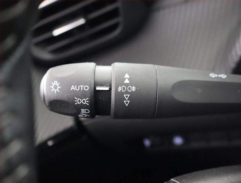 Peugeot 2008 (2020) 1.5 BlueHDi, Serv.kniha, Kůže - fotka 16 z 21