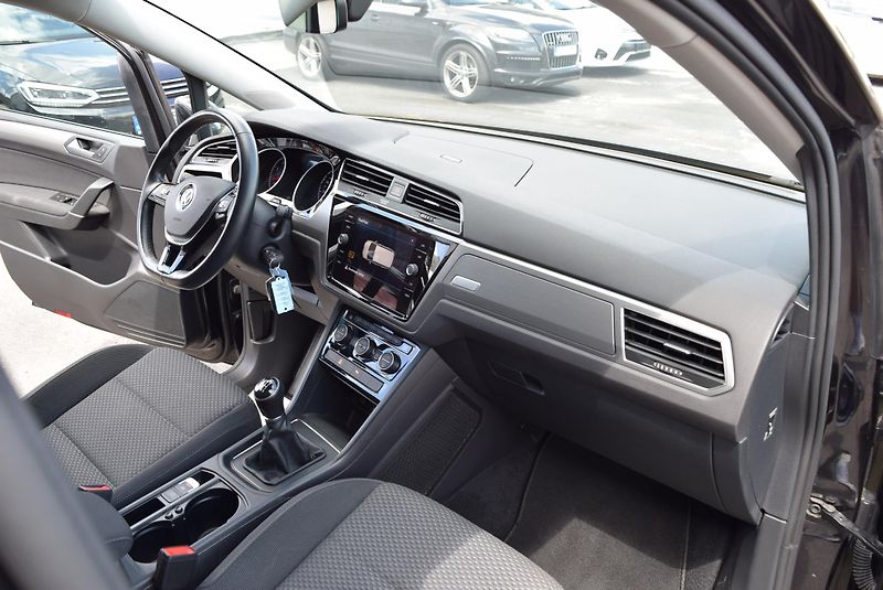 Volkswagen Touran (2016) 1.4TSI 110kw TAŽNÉ 7MÍST WEBAS - fotka 33 z 43