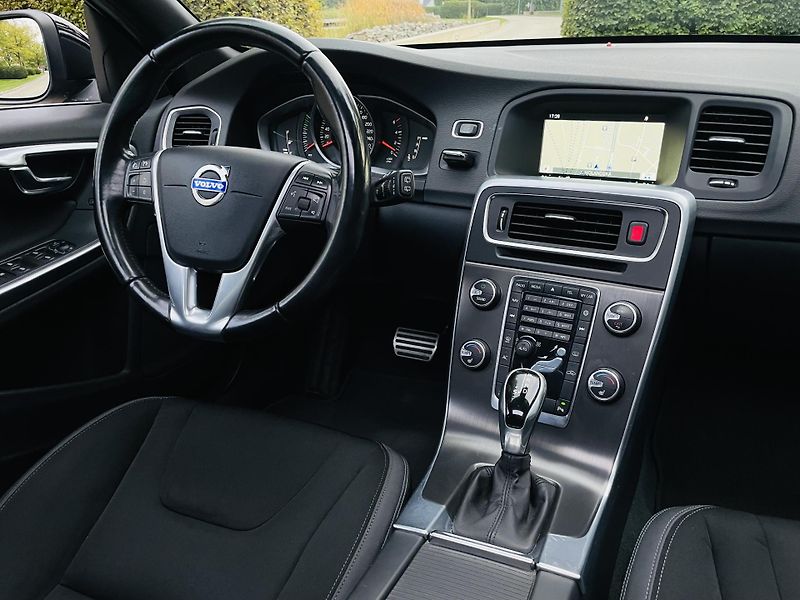 Volvo V60 2.0D 5VÁLEC AUT SERVISKA TAŽNÉ - fotka 24 z 44