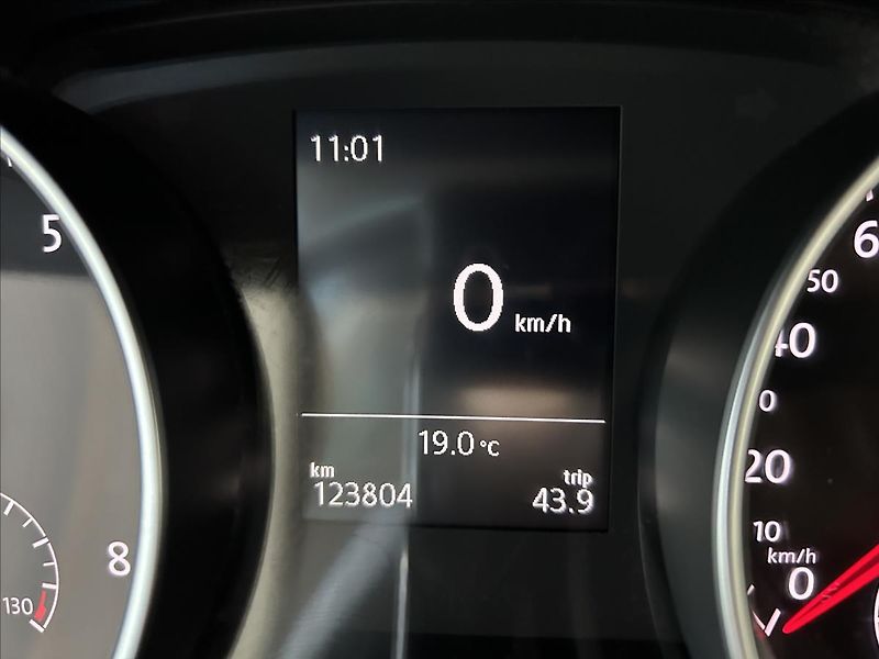 Volkswagen Golf 1,2   TSI,LOUNGE,SERVISKA,2.MA - fotka 14 z 28