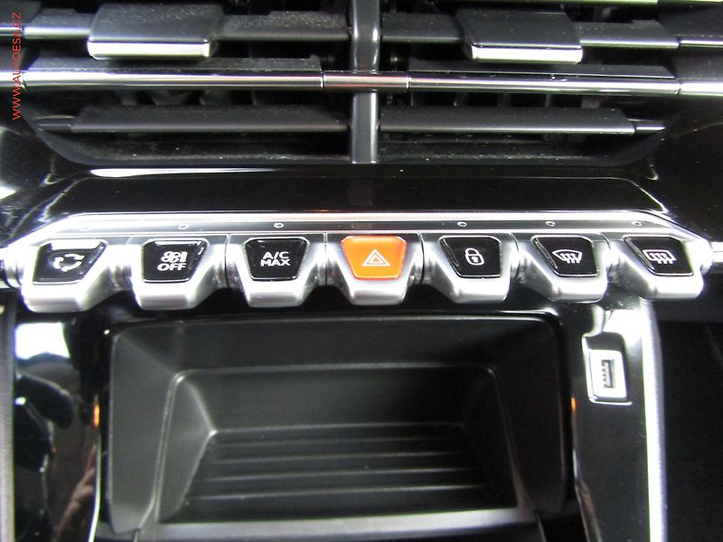 Peugeot 2008 (2020) 1.2 PT, 1.maj,ČR, Active - fotka 17 z 19