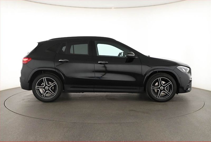 Mercedes-Benz GLA (2025) 200 d, AMG Line - fotka 6 z 28