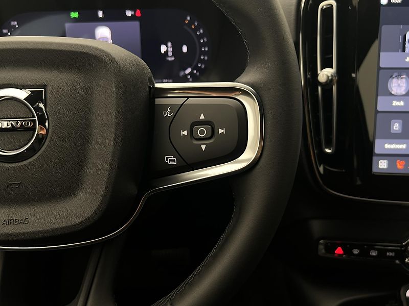 Volvo XC40 (2026) B4 PLUS BLACK EDITION AUT - fotka 18 z 37