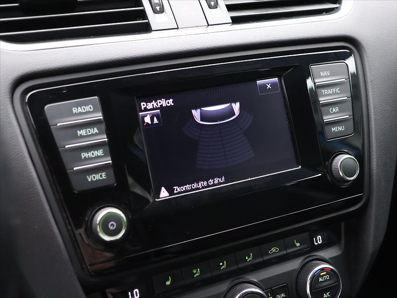 Škoda Octavia 2,0 TDI 135kW RS CR Aut.klima - fotka 19 z 28