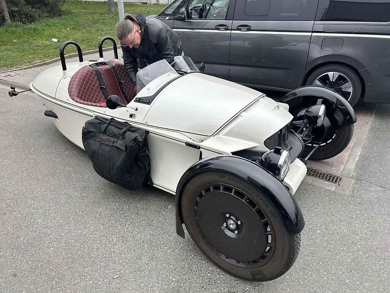 V neděli odpoledne poutal zájem kolemjdoucích před nákupním centrem nevídaný a luxusní sporťák.