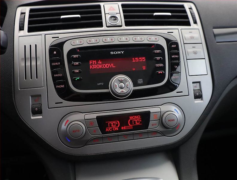Ford Kuga (2009) 2.0 TDCi, Serv.kniha, Tempomat - fotka 9 z 17