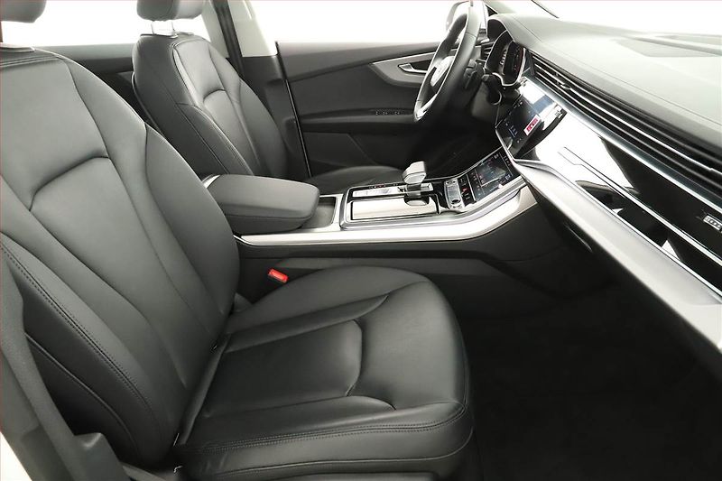 Audi Q8 (2023) 55 TFSI, Výhřev, Kamera - fotka 7 z 29