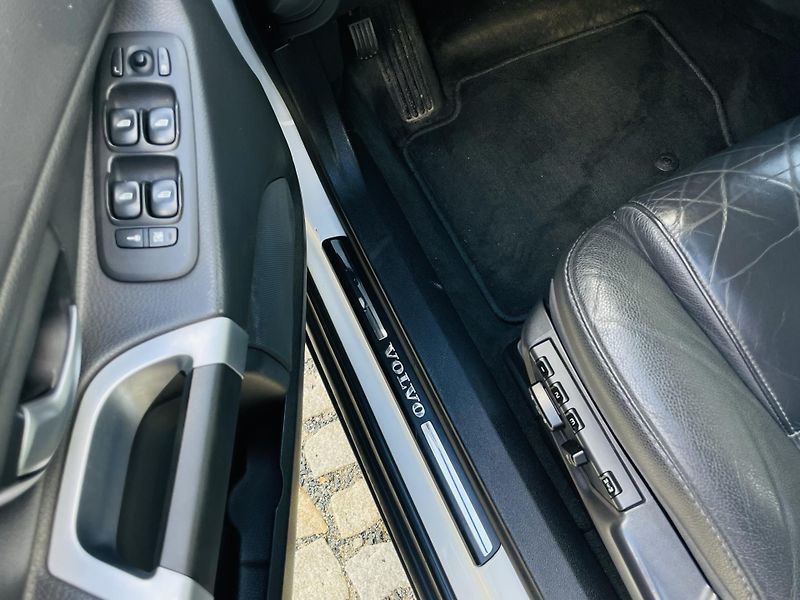 Volvo XC90 2.4D5 4x4 AUT VÝHŘEV SENZORY - fotka 34 z 44
