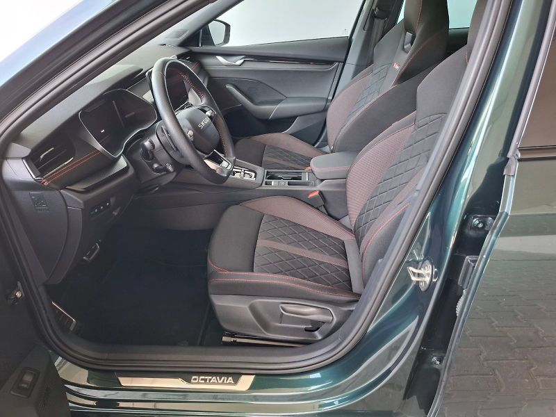 Škoda Octavia (2025) COMBI RS 2,0 TSI 195 KW 7-STUP - fotka 6 z 30