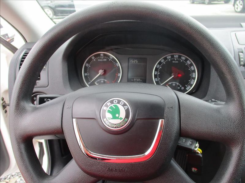 Škoda Octavia 1,4 i, klimatizace, servis, - fotka 19 z 36