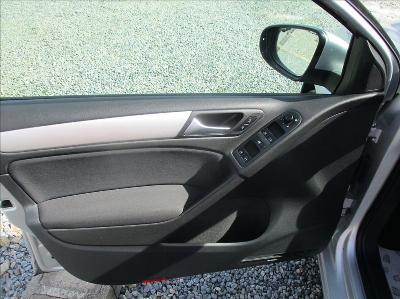 Volkswagen Golf 1,2 TSI, aut.klima,serv.kniha, - fotka 12 z 35