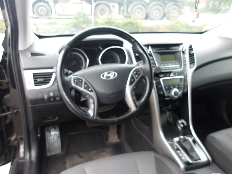 Hyundai i30 1,6CRDi  Automat!! 2 x kola! - fotka 18 z 34