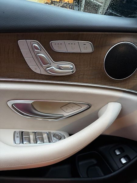 Mercedes-Benz Třídy E (2018) 350D4x4,EXCLUSIV,tažné,PANORAM - fotka 8 z 19