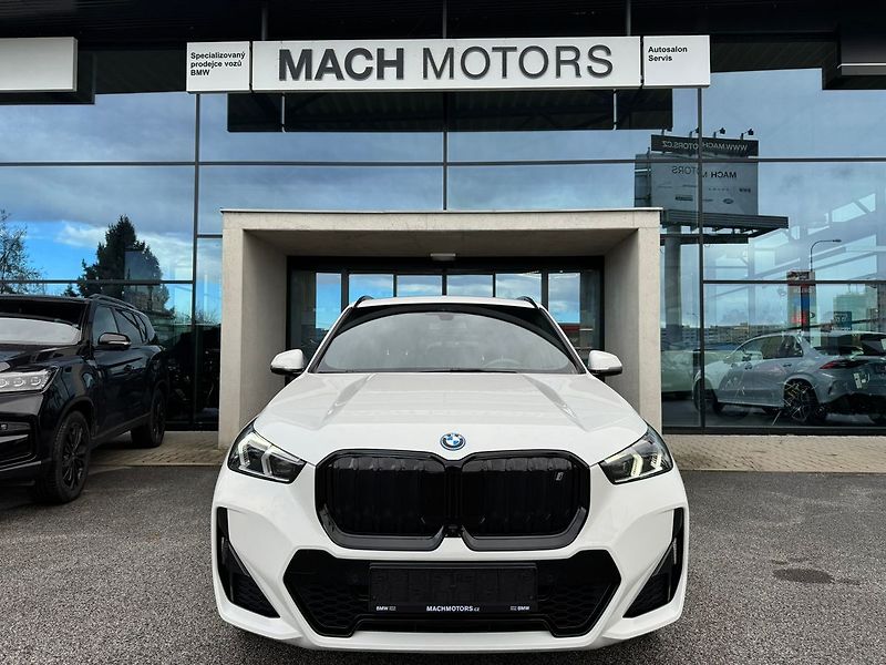 BMW iX1 xDrive 30 - fotka 3 z 22
