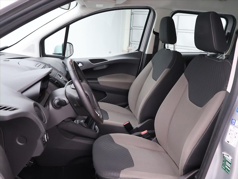 Ford Tourneo Courier 1,0 EB 74kW Titanium CZ 1.Maj. - fotka 11 z 34