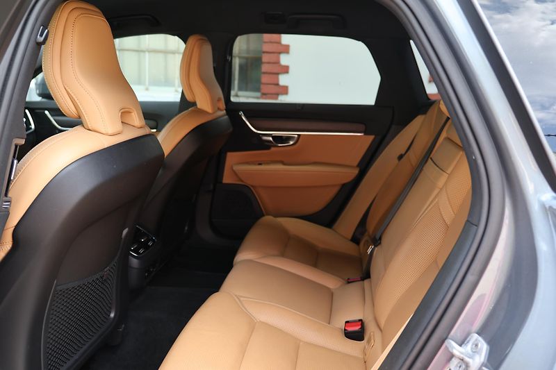 Volvo V90 (2018) D5 AWD Cross Country Pro - fotka 8 z 25