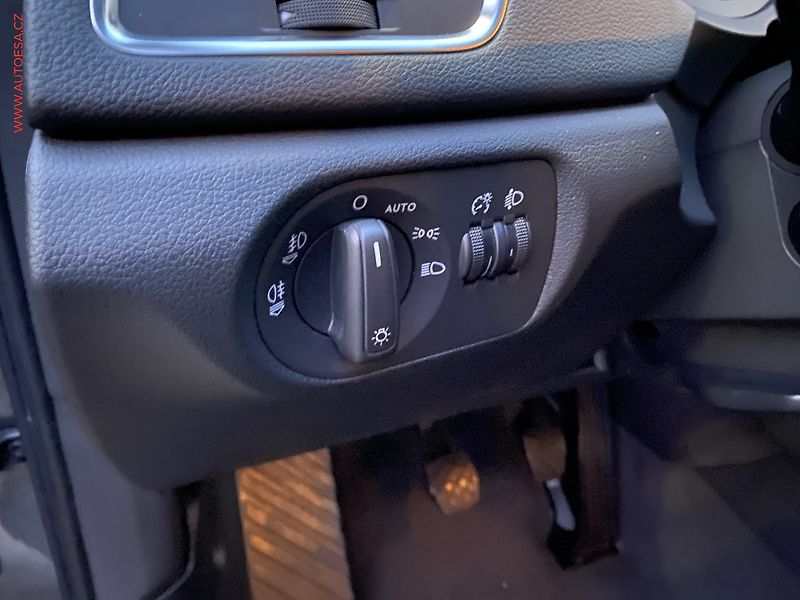 Audi Q3 (2013) 2.0 TDi, AC, výhřev sed. - fotka 15 z 16
