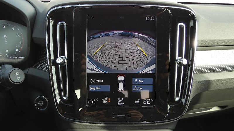Volvo XC40 B4 AWD R-Design - fotka 15 z 21