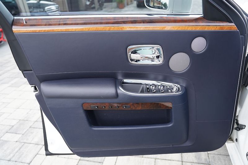 Rolls-Royce Ghost 6.75i V12  570 PS - fotka 17 z 45