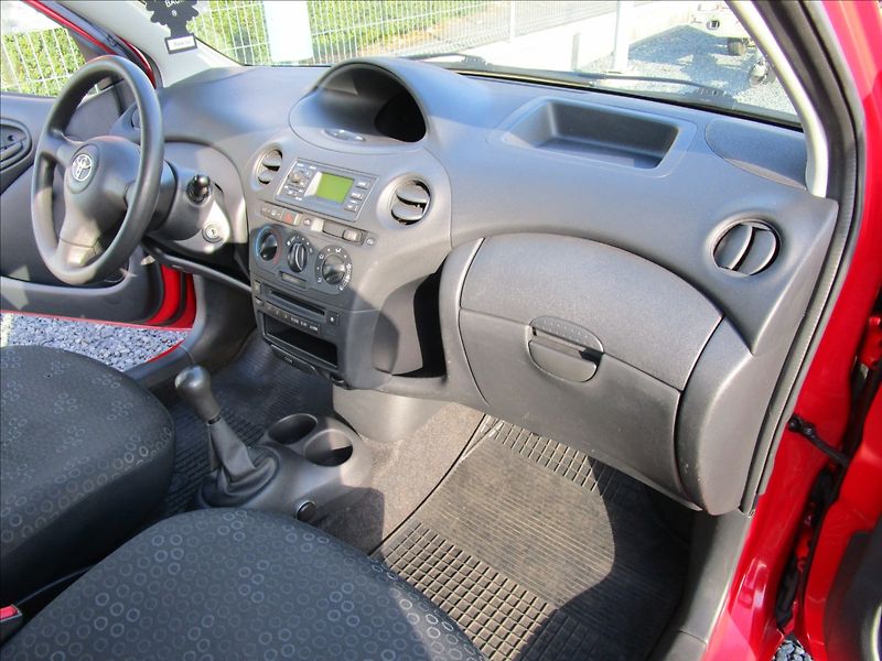 Toyota Yaris 1.0VVT-i Terra KLIMA - fotka 15 z 35