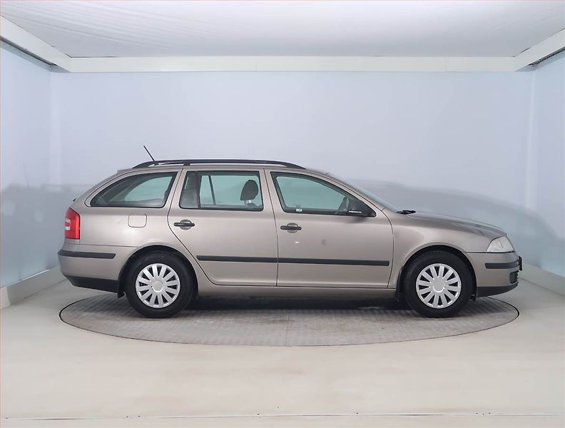 Škoda Octavia (2011) Ambiente 1.6, servisované - fotka 6 z 14