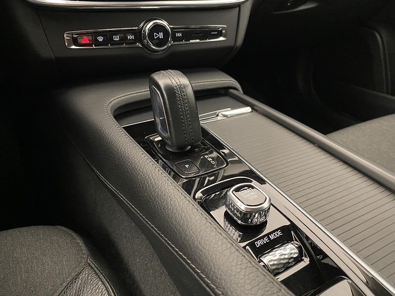 Volvo V90 B4 MOMENTUM AUT - fotka 27 z 46