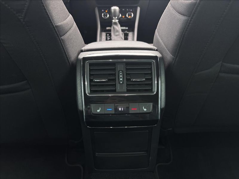 Škoda Superb 2,0 TDI 147kW Style 4x4 DSG - fotka 15 z 37