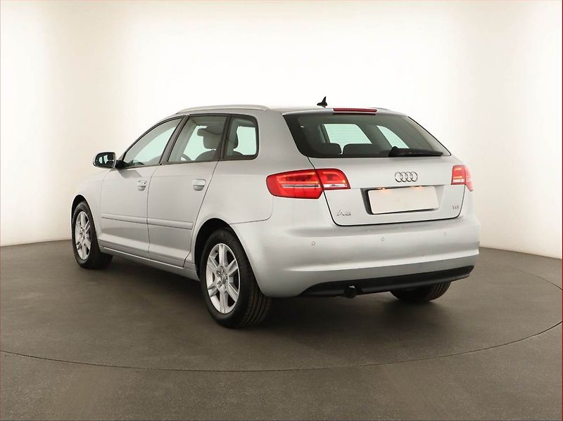 Audi A3 (2013) 1.6 TDI, Bi-Xenony, Tempomat - fotka 4 z 14