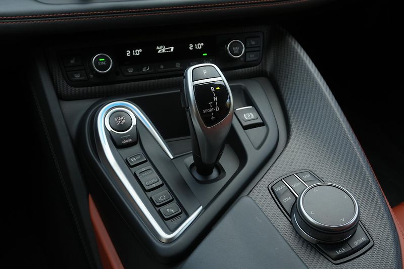 BMW i8 Coupe, Facelift, Lasery - fotka 20 z 28