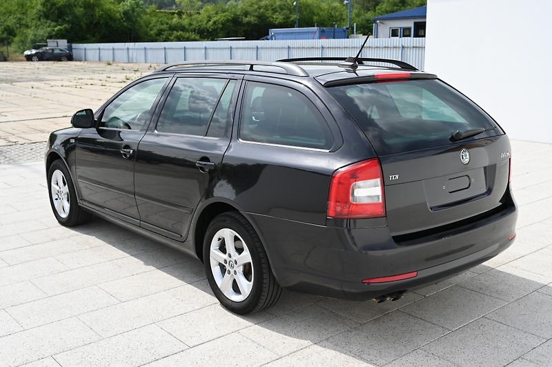 Škoda Octavia 2.0TDI 7/2011 Rezervace - fotka 7 z 50