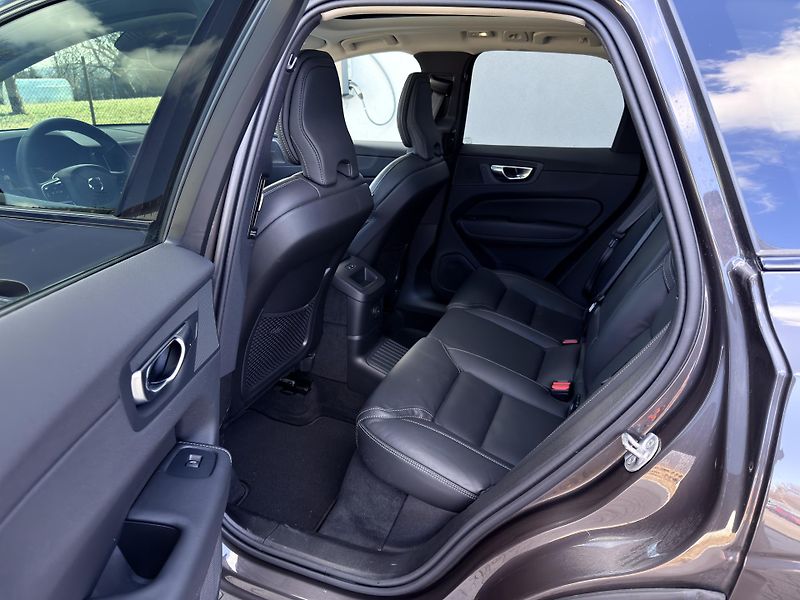 Volvo XC60 T8 AWD RECH.*ULTRA DARK + kola - fotka 15 z 51