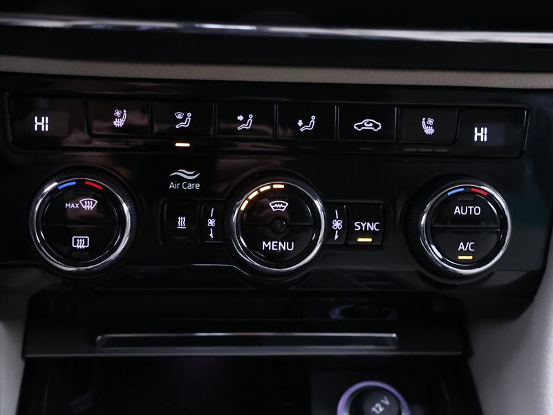 Škoda Superb 2,0 TDI 147kW DSG 4x4 L&K DPH - fotka 25 z 36