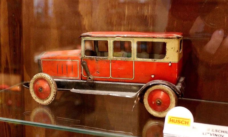 Společnost Heller & Schiller z Horního Litvínova vyráběla kromě vláčků, kolejišť a doplňků také širokou plejádu modelů automobilů. Na snímku je jeden vystavený v Muzeu hraček v Kruoce u Teplic.