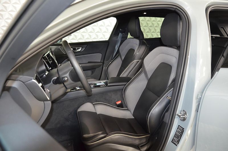 Volvo V60 (2024) CC B5 Ultimate AWD AT - fotka 10 z 25