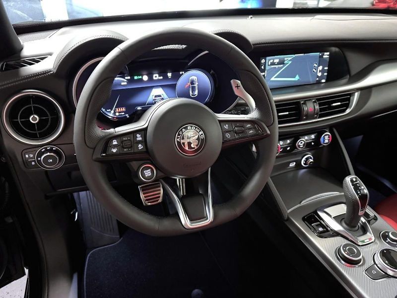 Alfa Romeo Stelvio (2026) 2.0T 280k AT8 ZF Q4 4x4 Veloce - fotka 13 z 16