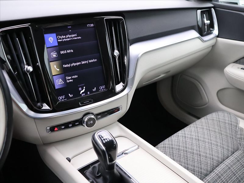 Volvo V60 2,0 D3 110kW Drive-E Momentum - fotka 19 z 30