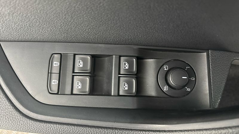 Škoda Superb 2.0 TDI DSG 4x4 Style Combi - fotka 25 z 32