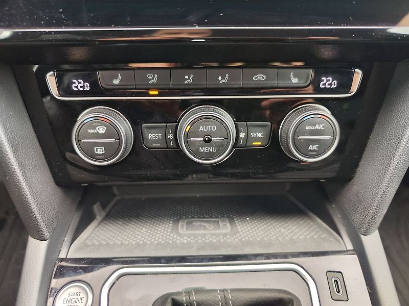 Volkswagen Passat 2.0 TDI/140kW R-Line DSG - fotka 24 z 37