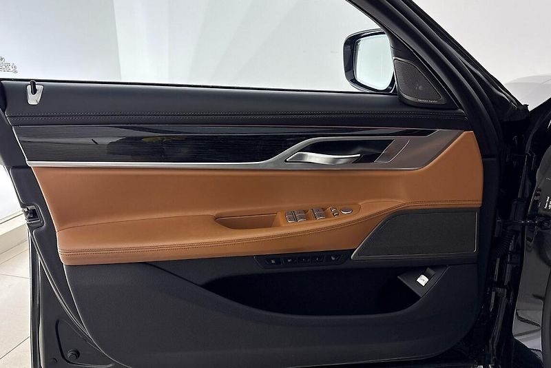 BMW Řada 7 750d xDrive - fotka 16 z 26