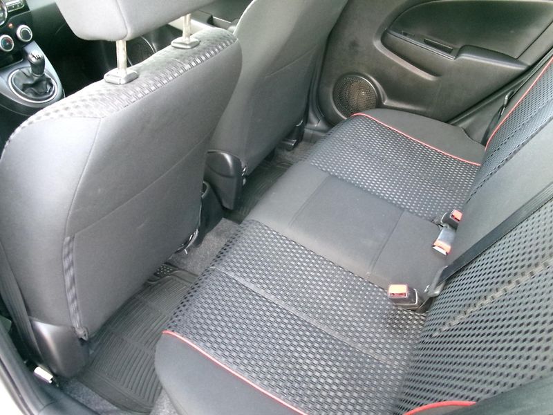 Mazda 2 (2011) 1,3i KLIMA ALU VÝHŘEV - fotka 13 z 27