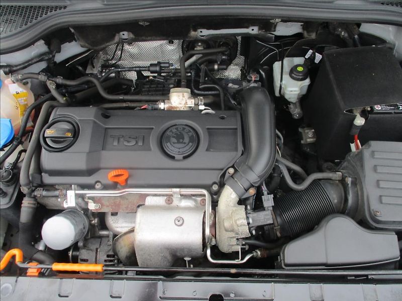 Škoda Yeti 1,4 TSI, servis, xenon, 1.maj, - fotka 17 z 30