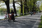 Třeboňské Masarykovo náměstí bylo motorkami doslova našlapané. Stovkám strojů požehnal tamní kaplan Jiří Kalaš.