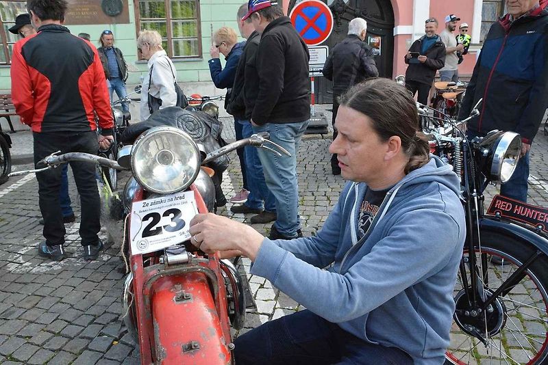 Stovka nablýskaných motocyklů a automobilů předválečné a meziválečné éry vyrazila v neděli z Horního náměstí v Přerově na spanilou jízdu regionem. Nejstarší účastnicí byla osmaosmdesátiletá Libuše Šulcová, která na trasu vyrazila na motocyklu BSA 770 se s